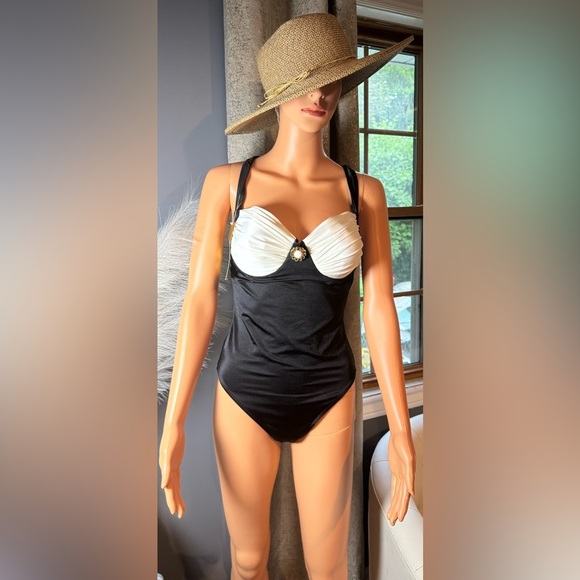 Gottex Black and White Bikini with Structured Elegance‎ - Picture 2 of 14